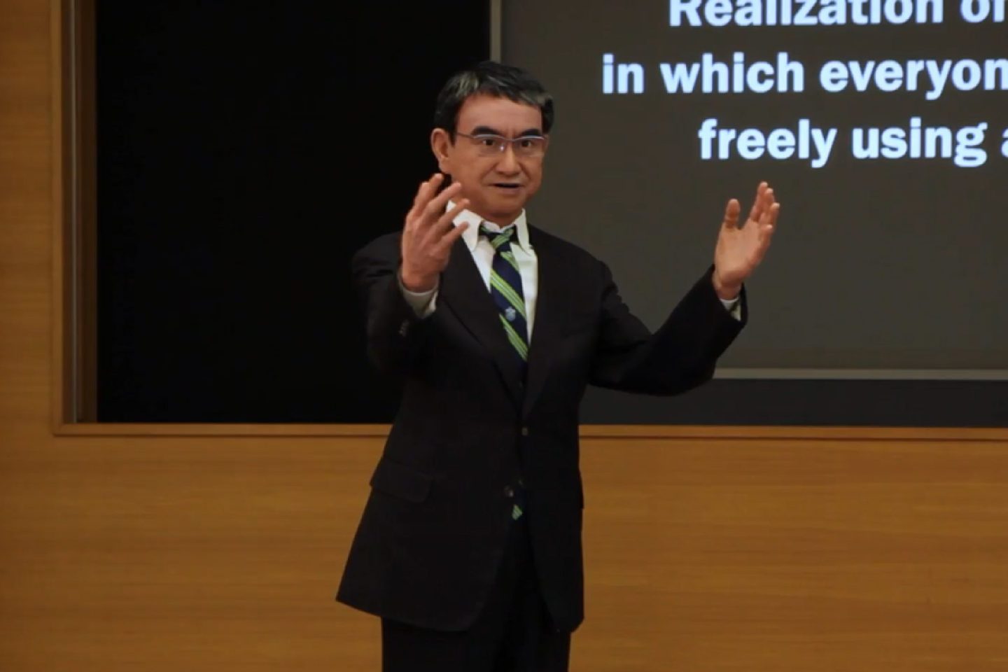 KiQが所作を実装した河野太郎大臣のアバターロボット「アバタロー」の、実証実験を進めています